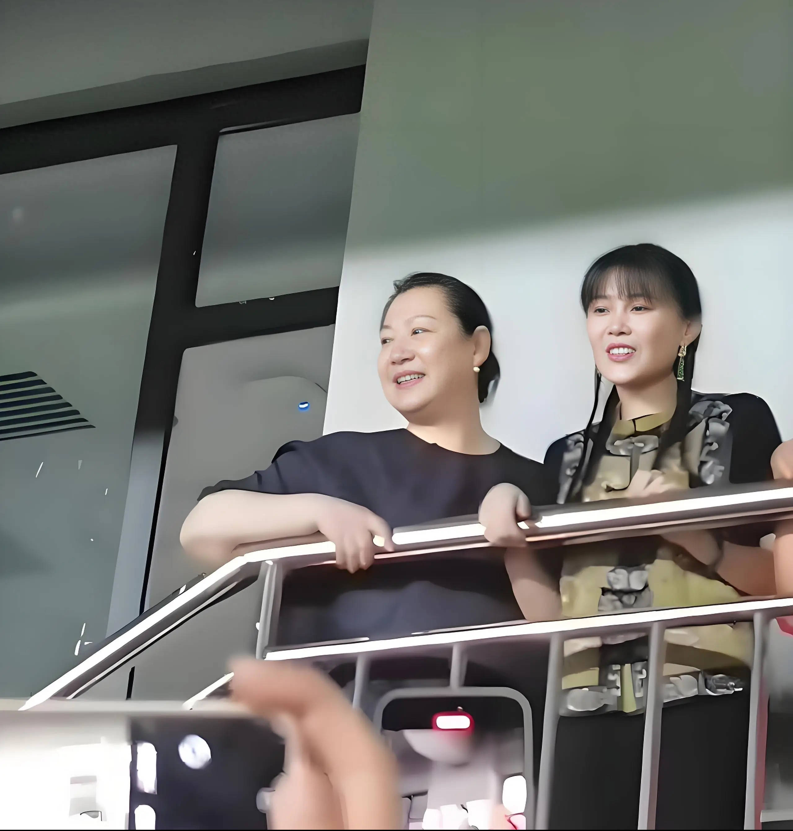考古 | 赵本山妻子罕见公开现身，气质优雅五官美艳，俩人爱情太感人！