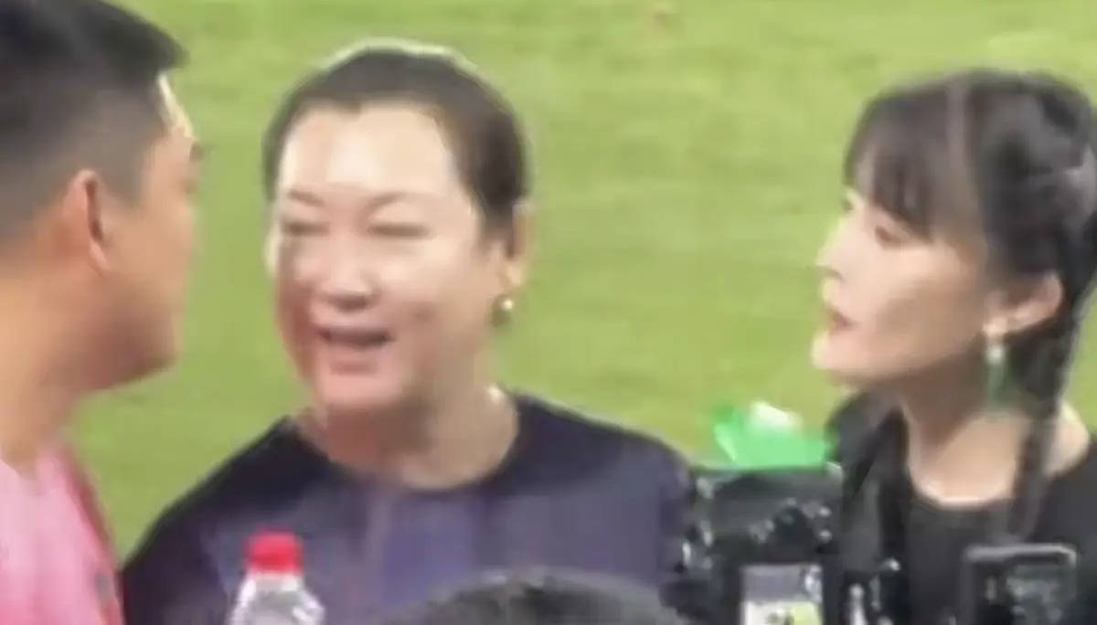 考古 | 赵本山妻子罕见公开现身，气质优雅五官美艳，俩人爱情太感人！