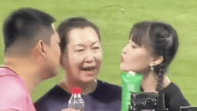 考古 | 赵本山妻子罕见公开现身，气质优雅五官美艳，俩人爱情太感人！