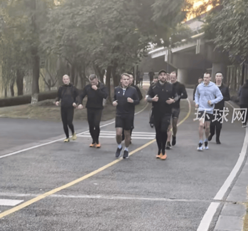 法国总统马克龙在成都晨跑被偶遇，主动和路人打招呼，其还计划参观大熊猫繁育研究基地