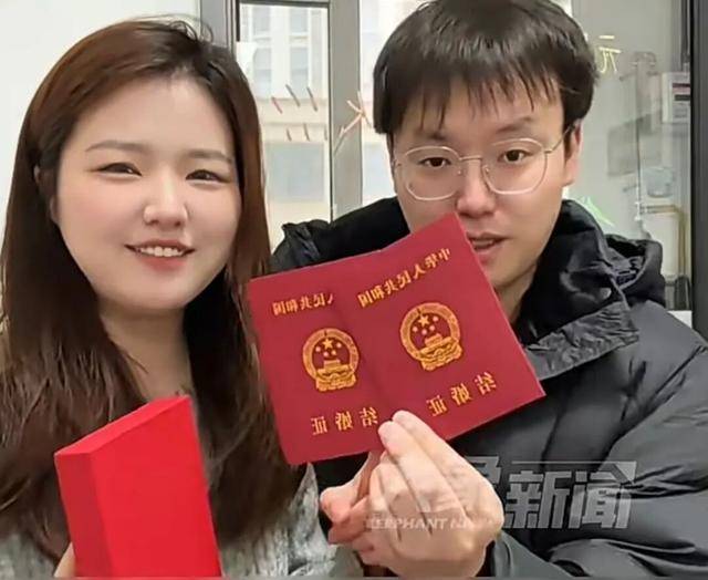 西安情侣10年前花199元买恋爱保险，领证后决定兑现理赔10000元
