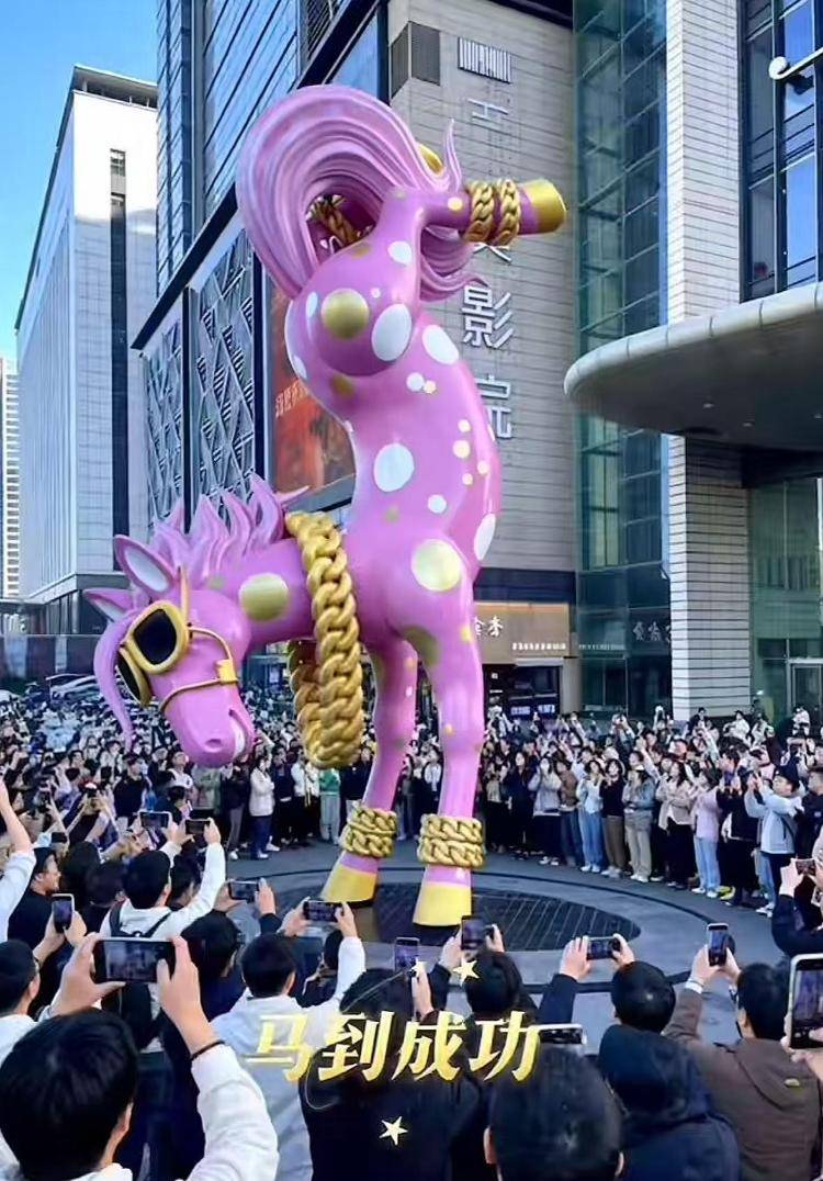 太原一商场马年雕塑被连夜拆除，生产厂家：暂存厂里，有很多人想买