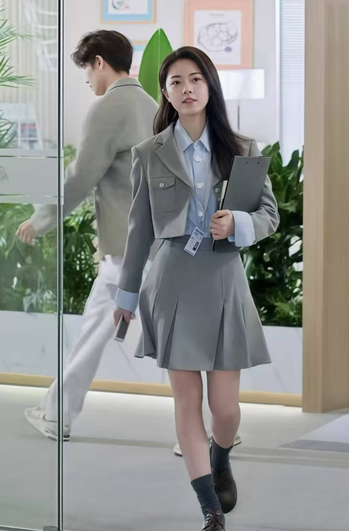 江浙沪富家女与企二代联姻如此甜，比撒糖戏码更有看头的是赵今麦的穿搭！