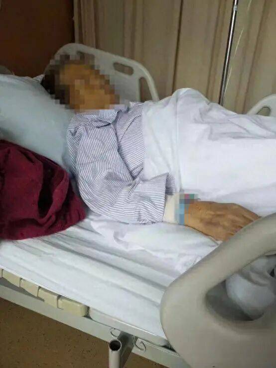 深圳男子因机器人切除肿瘤不彻底，时隔18天二次手术，两年后去世；医院：不属医疗事故；鉴定：机器人手术未及时发现肿瘤遗漏，医院担主责