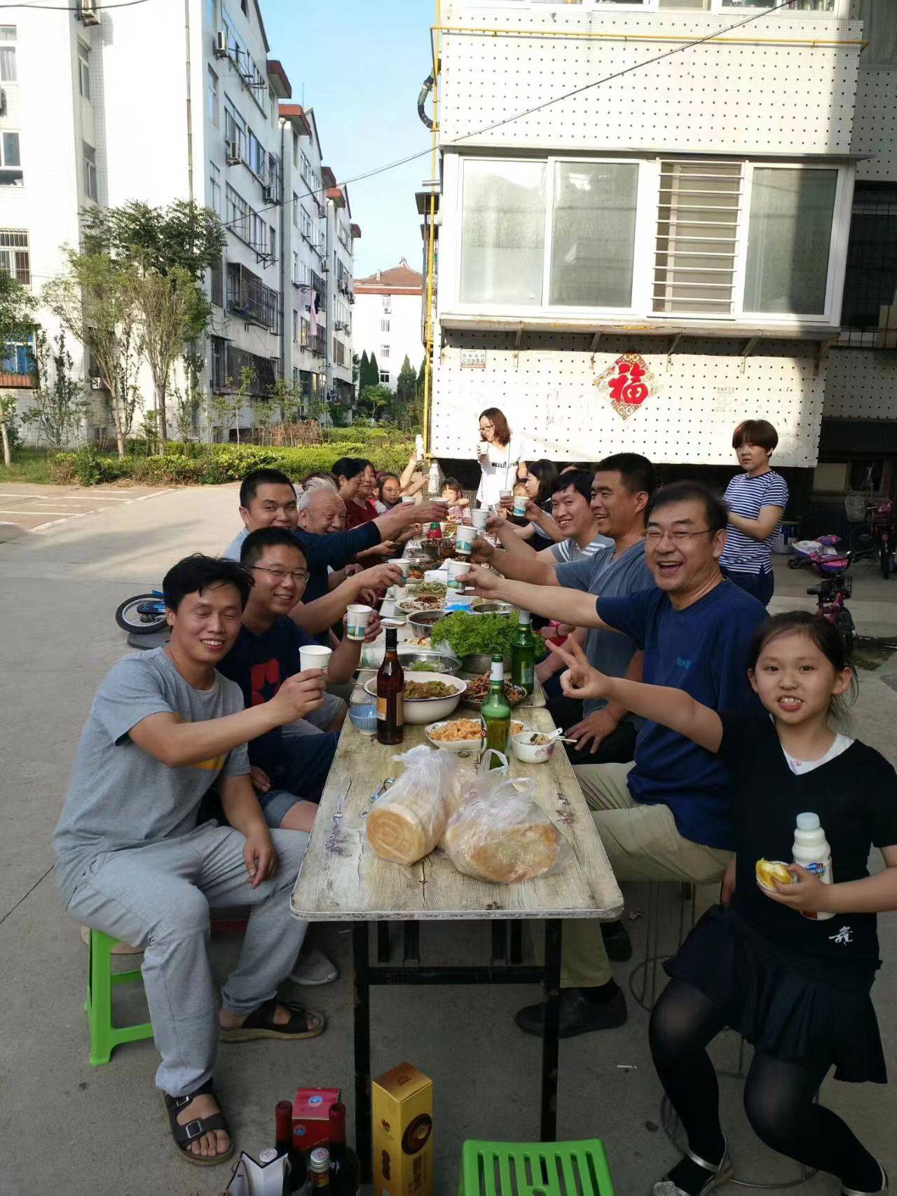 山东一栋楼邻居聚餐8年：每家出2道热菜，没事的都参加