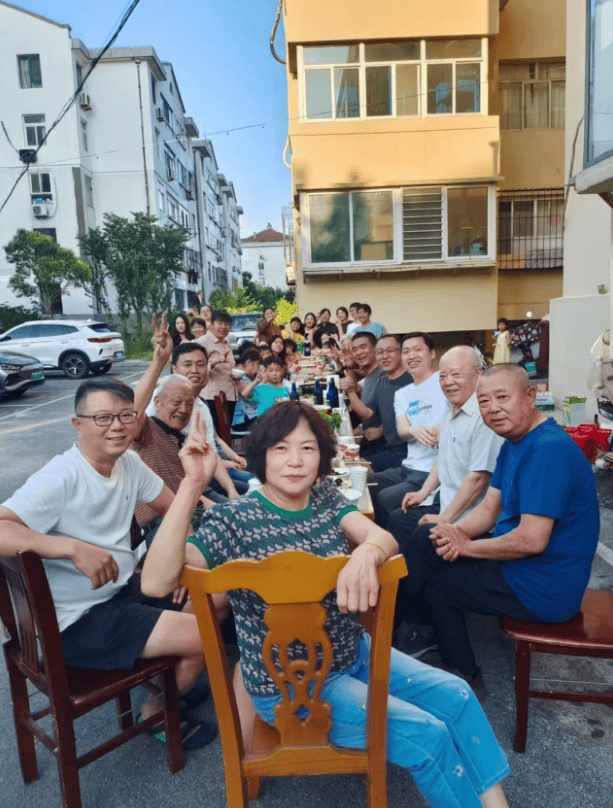 山东一栋楼邻居聚餐8年：每家出2道热菜，没事的都参加