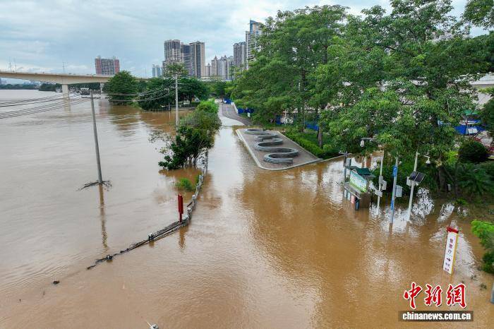 广西南宁：洪水来袭 邕江大堤关闸防洪