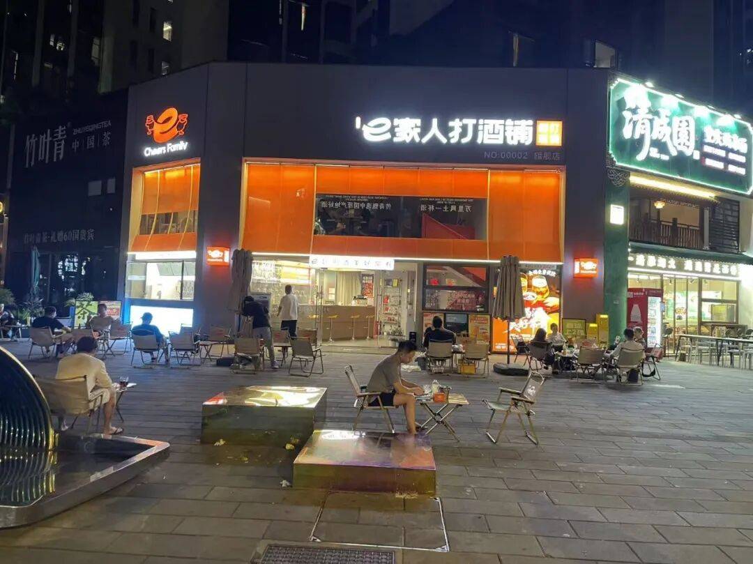 美团、蜜雪等巨头杀入！记者实探打酒铺：月入4万元才能活下去，千亿散酒江湖“大逃杀”开启？