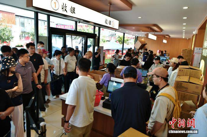 中秋将至 河北石家庄“月饼村”生产销售忙