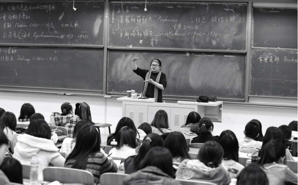 “刘欢退休仍是副教授”引热议，前校长：他对自己的定位首先是老师而不是歌手