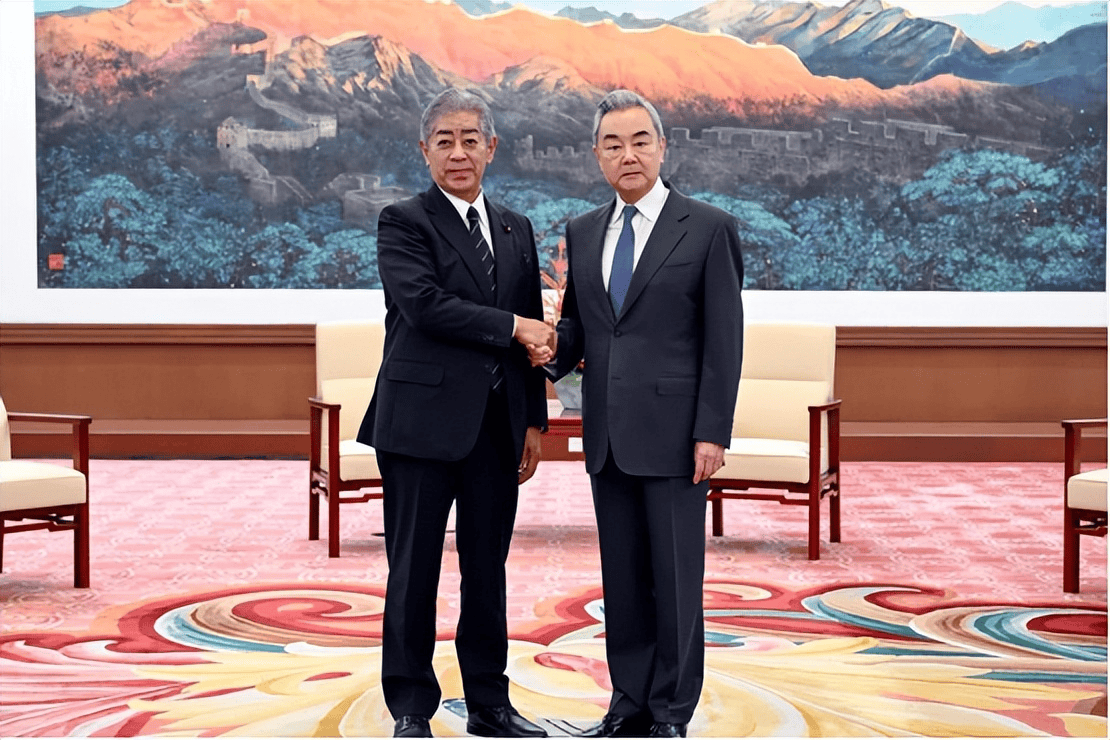 高市早苗急着来华见面，请特朗普亲自说和，中方给出的条件很明确